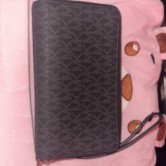 Micheal Kors jet black wristlet - Picture 3 of 5